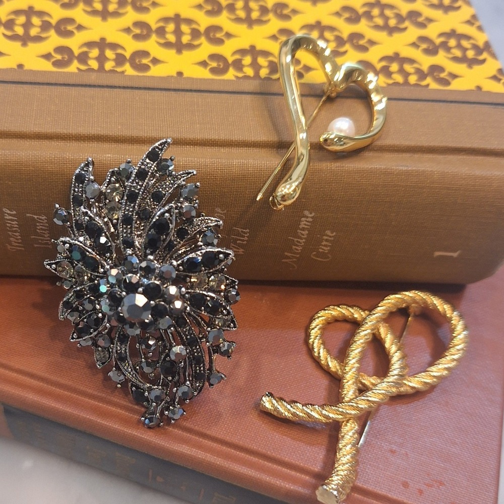 Vintage Brooch Pin Lot of 3 Women OS Gold Black Rhinestone Faux Pearl Rope Heart